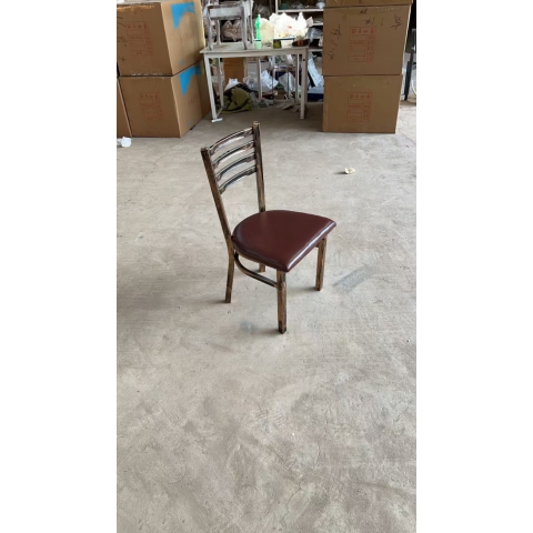 夢鑫酒店餐飲家具 專業(yè)出鐵藝餐桌椅，一兩百款爆款鐵藝餐椅實(shí)力供應(yīng)！有需要的聯(lián)系我大量現(xiàn)貨供應(yīng)皮革架子顏色都可以定制
