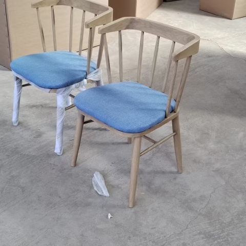 夢(mèng)鑫酒店餐飲家具 專業(yè)出鐵藝餐桌椅，一兩百款爆款鐵藝餐椅實(shí)力供應(yīng)！有需要的聯(lián)系我大量現(xiàn)貨供應(yīng)皮革架子顏色都可以定制