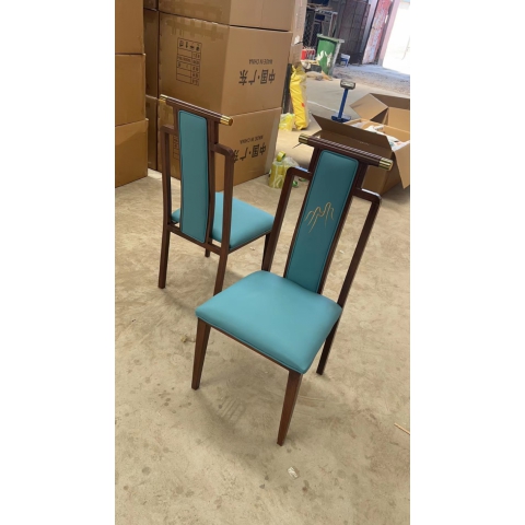 夢鑫酒店餐飲家具 專業(yè)出鐵藝餐桌椅，一兩百款爆款鐵藝餐椅實力供應！有需要的聯(lián)系我大量現(xiàn)貨供應皮革架子顏色都可以定制