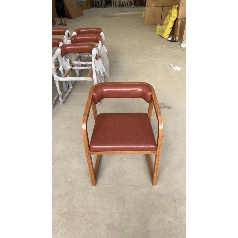 夢鑫酒店餐飲家具 專業(yè)出鐵藝餐桌椅，一兩百款爆款鐵藝餐椅實力供應(yīng)！有需要的聯(lián)系我大量現(xiàn)貨供應(yīng)皮革架子顏色都可以定制